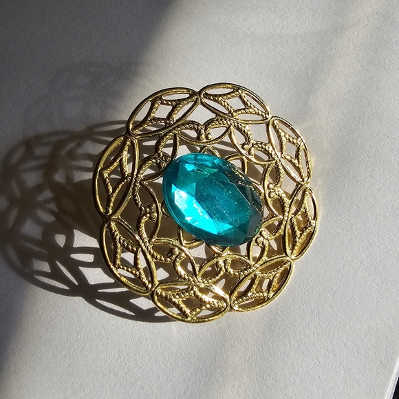 Vintage earrings large big green gem gold tone filigree pierced posts - Picture 5 of 13